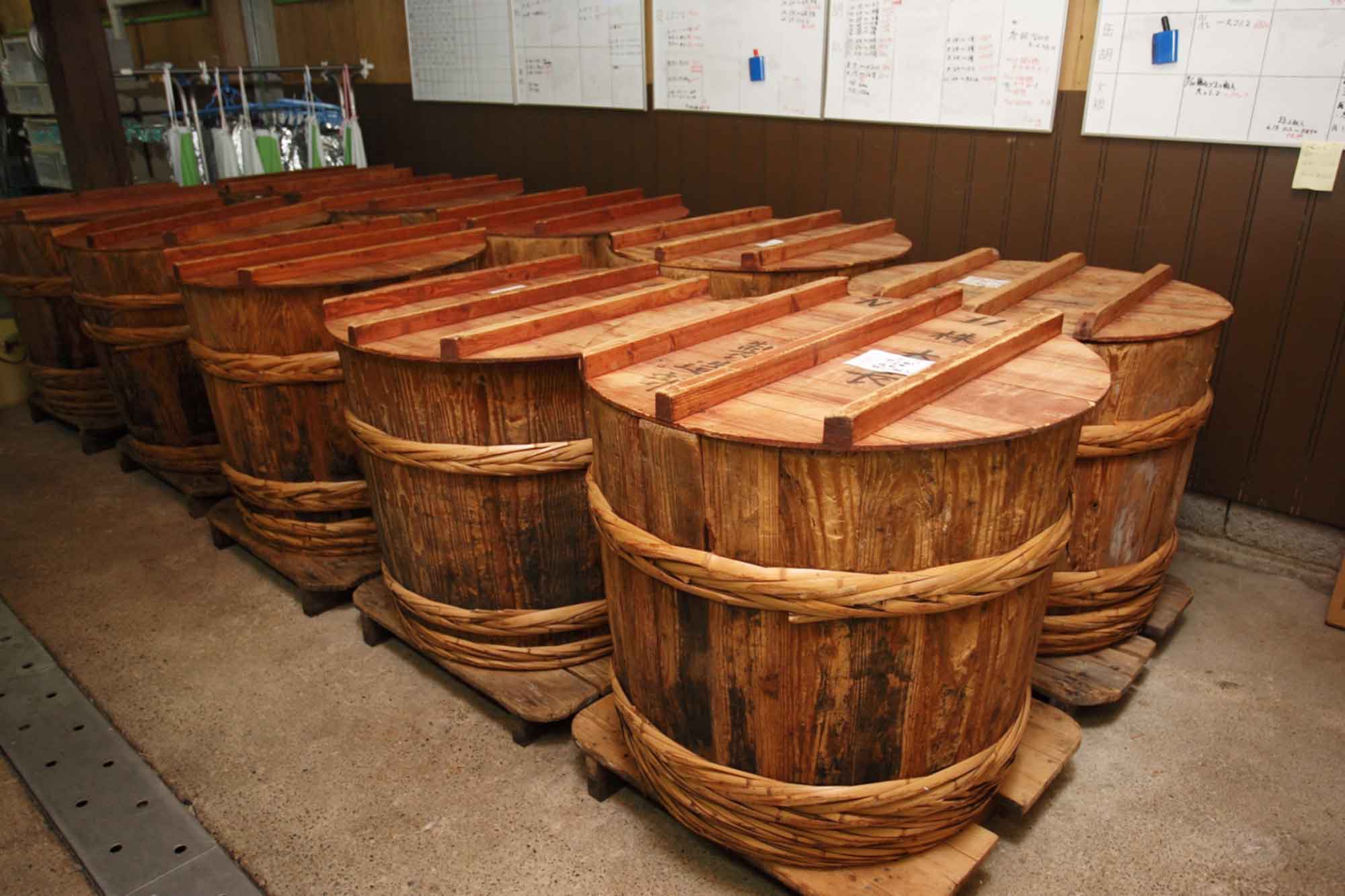 山形県アンテナショップおいしい山形　つくり手を訪ねて｜つけもの処 本長：木製の樽で漬け込みを行っています。中には200年近く前の樽もあります。