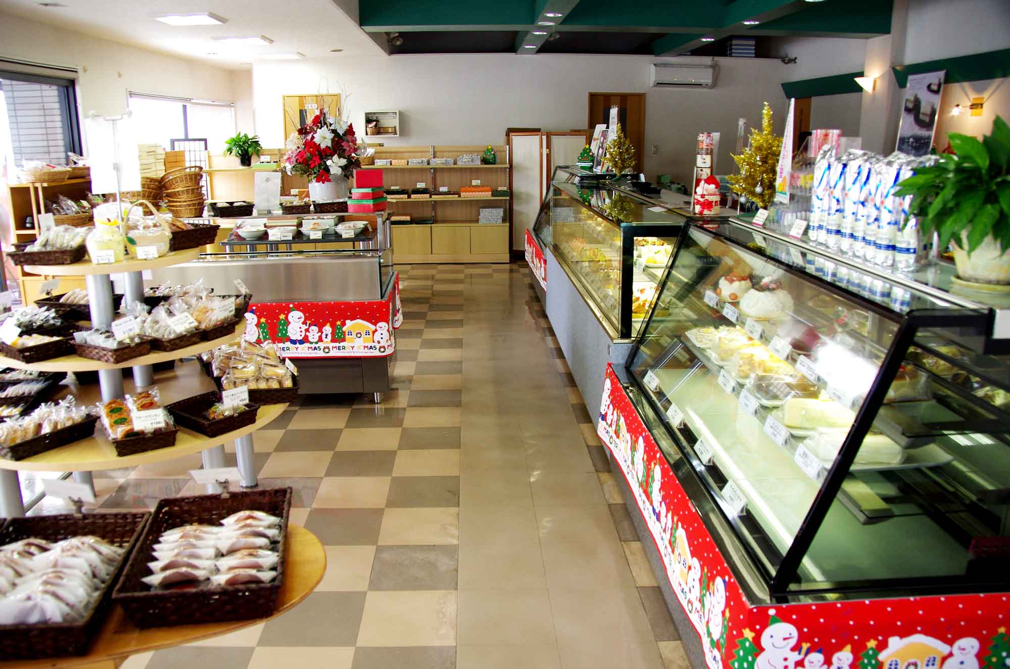 山形県アンテナショップおいしい山形　つくり手を訪ねて｜有限会社ぱんどら：多様な和洋菓子が豊富に揃う店内。遠方からも多くのお客様が訪れます。