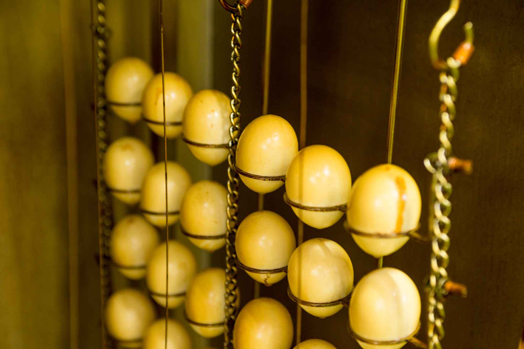 山形県アンテナショップおいしい山形　つくり手を訪ねて｜有限会社半澤鶏卵：
                燻製されたばかりの卵。リングで支えられている部分には白い跡が付きます。