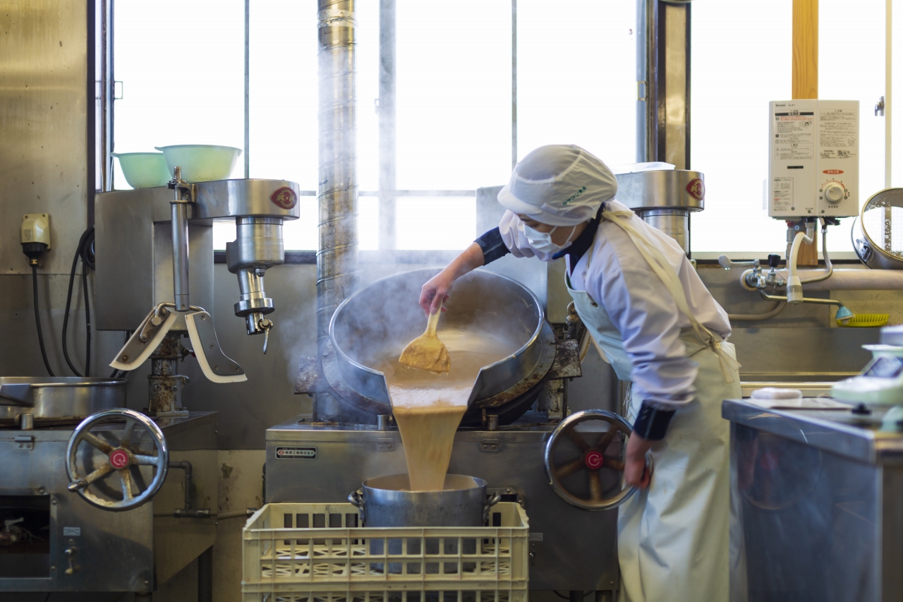 山形県アンテナショップおいしい山形　つくり手を訪ねて｜ヤマコン食品有限会社：
                                        全行程が手作り。微妙な餡の粘度を確認しながら、“くるみどうふ”製造の過程は進みます。